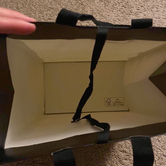 Gucci paper bag - good condition. Please see pics - Picture 6 of 7